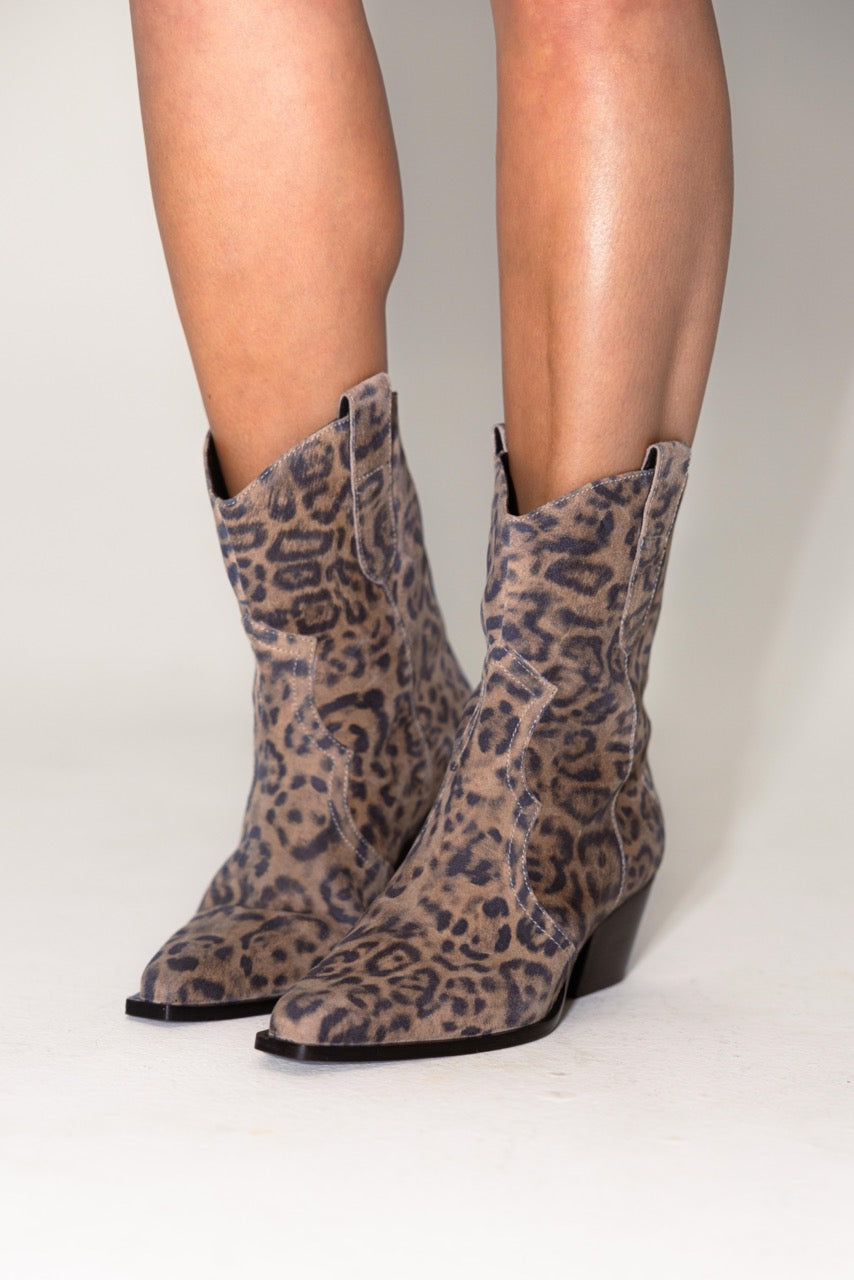 Free People - Cat Nap Cowboy Boot - Leopard Suede